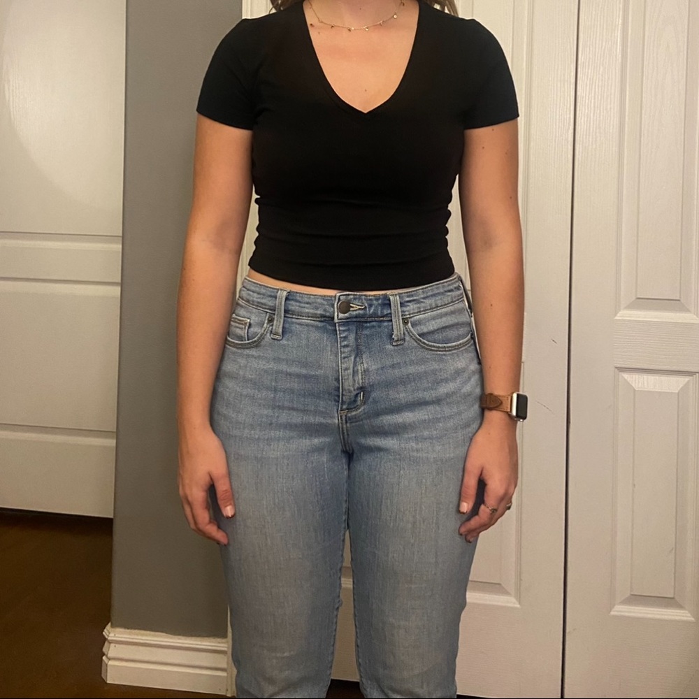 Black cropped tshirt